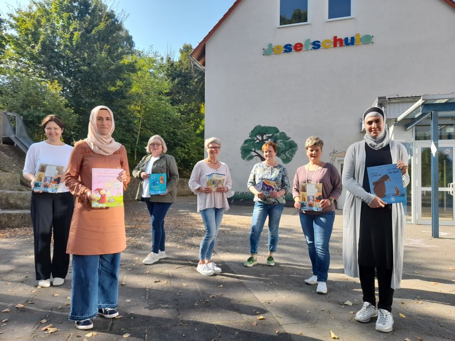 Das Rucksack-Schule-Team freut sich auf weitere interessierte Eltern – v.l.: Tugba Elmas, Schulleiterin Maria Wellen, Anita Küppers (Leitung OGS), Romy Meister (Kontaktlehrerin), Anja Schwamborn (Schulsozialarbeiterin) und Manal Zlam. © Stadt Büren